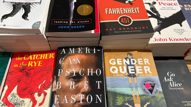 Skokie, Illinois, États-Unis – 1er septembre 2023 : Présentation, dans une librairie, d’ouvrages figurant souvent sur les listes de livres interdits.
