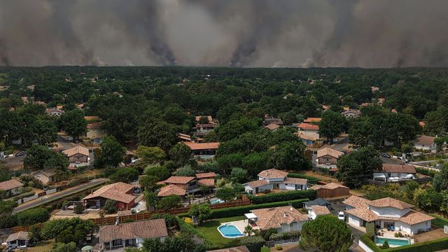 Lege Cap Ferret, Gironde, France - 25 juillet 2026 : vue prise par un drone d'un incendie de forêt qui fait rage dans une zone boisée près du bassin d'Arcachon, dans un contexte de sécheresse.