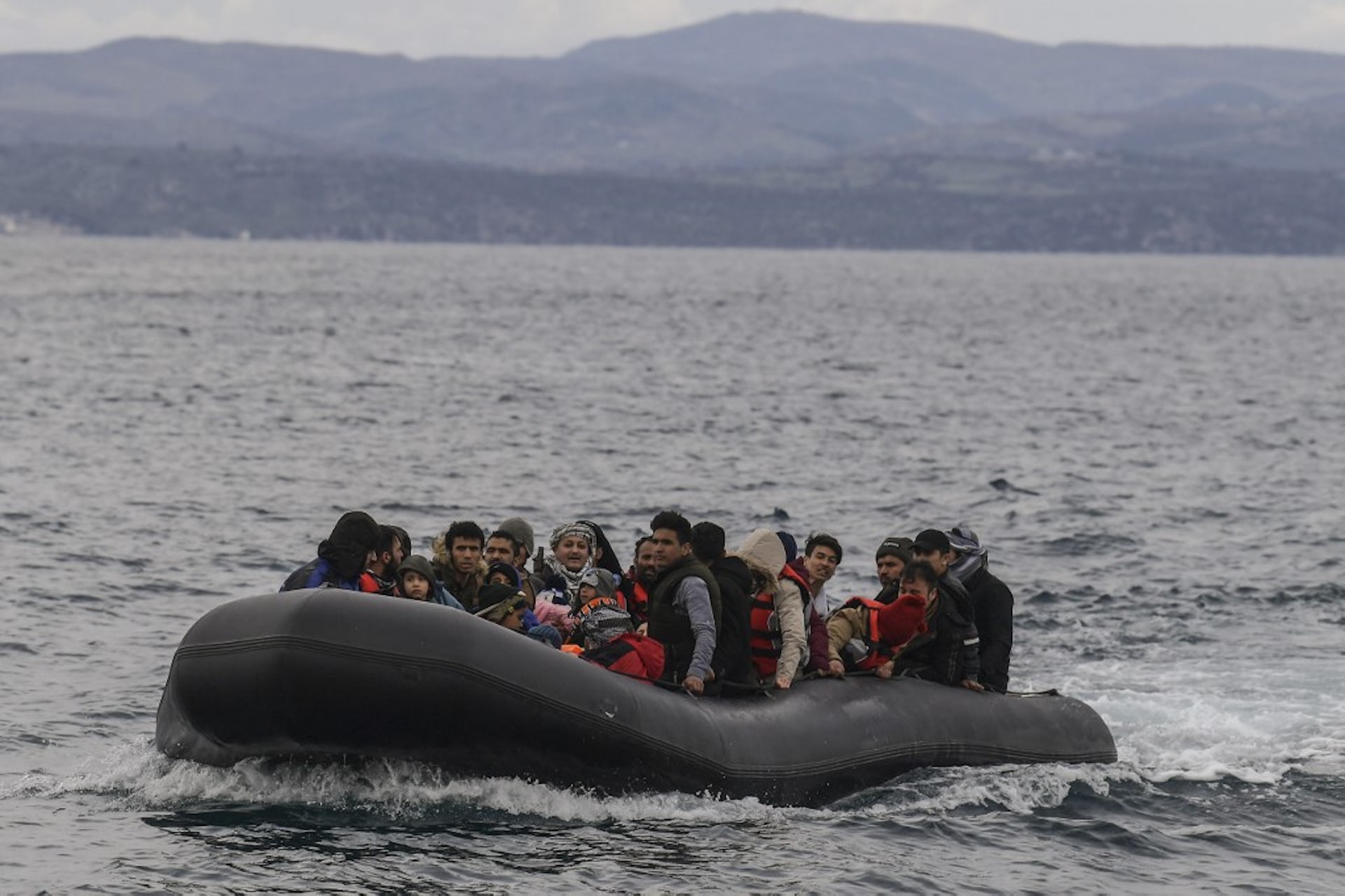 Un canot pneumatique avec à son bord 54 réfugiés afghans approche de l'île grecque de Lesbos le 28 février 2020.