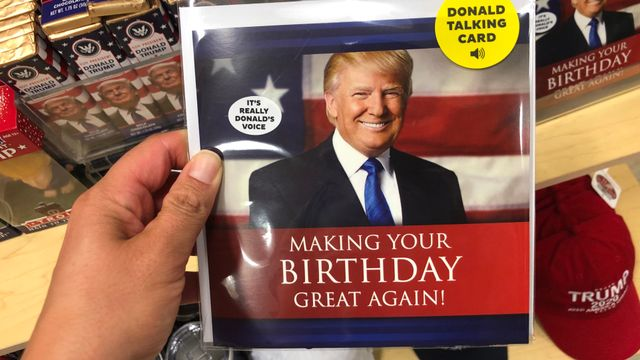 Washington DC – 7 août 2019 : Une main tient une carte d'anniversaire du président Donald Trump sur laquelle on peut lire « Making your birthday great again » (Pour que ton anniversaire redevienne génial), en vente dans une boutique de souvenirs.
