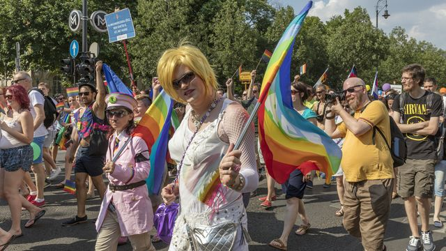 BUDAPEST, HONGRIE - 2 JUILLET 2016 : Des personnes non identifiées ont participé à la 21e Gay Pride de Budapest sur l'avenue Andrassy afin de soutenir les droits des LGBT.
