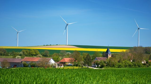 Vue panoramique d'un parc éolien avec un champ de colza près de Clusy, village de Bourgogne.