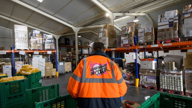 La Garde, France, le 12 décembre 2023 : un bénévole prépare des palettes de nourriture dans l'entrepôt des Restos du Cœur.