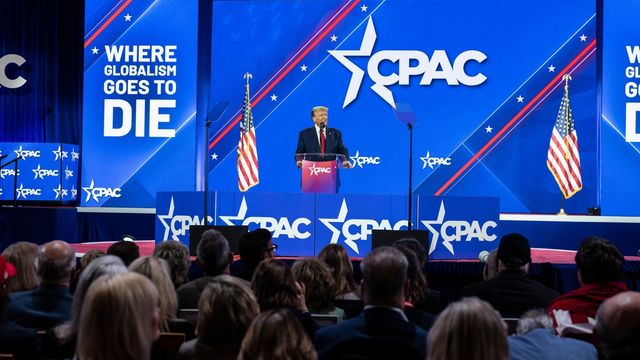 Le 24 février 2024 à Washington DC, l'ancien président Donald J. Trump prend la parole lors de la conférence CPAC 2024 au Gaylord National Resort & Convention Center.