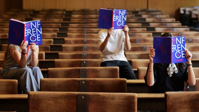 étudiants avec le 5eme numéro de la revue Conférence