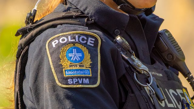 Montréal, QC, Canada. 1er août 2026. Vue en gros plan de la bandoulière et de l'insigne officiel de l'uniforme du policier du SPVM de Montréal à l'extérieur.