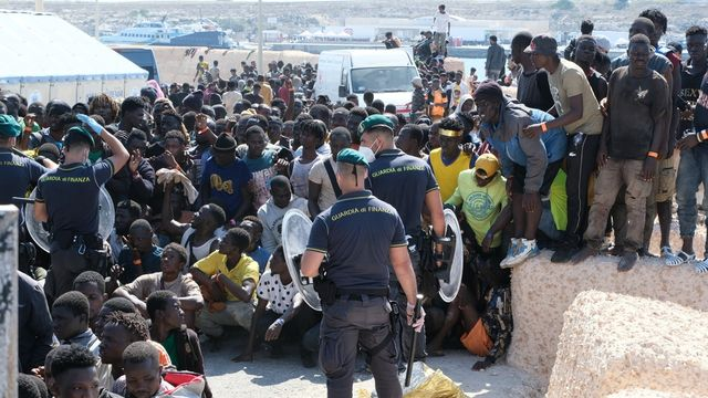 Lampedusa, Agrigento, Italie, 15 septembre, crise de l'immigration où 15000 personnes sont arrivées sur l'île en quelques jours en 2023. Le port était surpeuplé de migrants africains. 