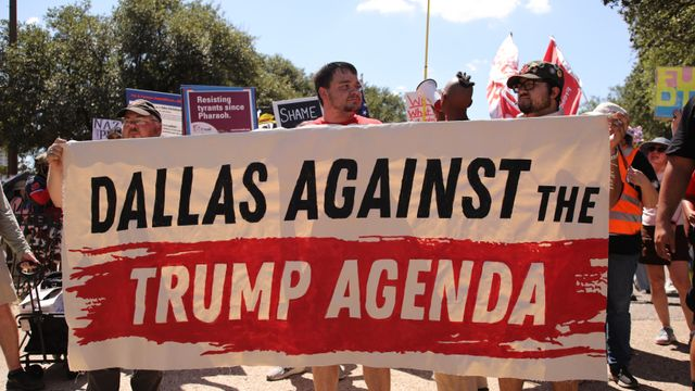 Dallas, Texas, États-Unis – 10 septembre 2026 : Des militants se préparent à défiler dans le centre-ville pour manifester contre Donald Trump et son programme, à l'occasion de la convention républicaine des élections de mi-mandat.