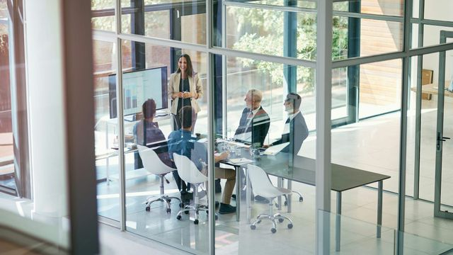 Los que ganan más están cada vez más aislados en el trabajo, y eso no es una buena noticia