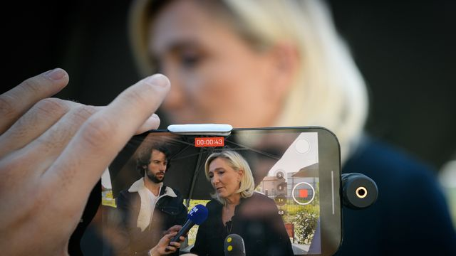 Ollioules, France, le 6 octobre 2023 : Marine Le Pen (Rassemblement national) visite un centre de soins de jour indépendant destiné aux personnes atteintes de maladies neurovégétatives.