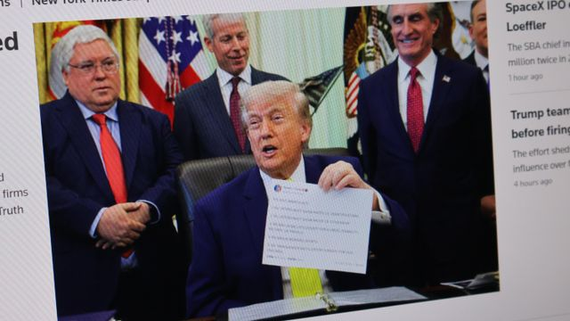 Donald Trump brandit une copie imprimée d’un de ses posts sur Truth Social concernant la loi « The Safeguard American Voter Eligibility Act » (également connue sous le nom de « SAVE America Act ») à la Maison-Blanche, le 4 juin 2026.