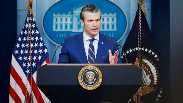 WASHINGTON – 30 janvier 2025 : Pete Hegseth, secrétaire à la Défense, s'exprime lors d'une conférence de presse à la Maison Blanche après la collision d'un hélicoptère Black Hawk avec le vol 5342 d'American Airlines près de l'aéroport DCA.
