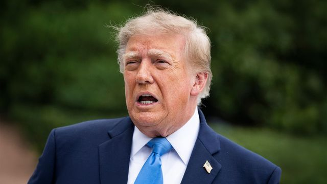 WASHINGTON, DC – 3 OCTOBRE 2026 : Le président américain Donald Trump s'adresse aux journalistes sur la pelouse sud de la Maison Blanche avant de monter à bord de Marine One. Trump s'est envolé pour l'Ohio afin d'assister à un meeting électoral, alors que les républicains rencontraient des difficultés dans cet État, traditionnellement acquis à leur cause depuis plus d'une décennie. Ce déplacement a mis en évidence les inquiétudes du Parti républicain concernant certains candidats problématiques et un manque d'enthousiasme grandissant à l'approche des élections de mi-mandat.