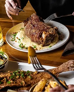 Jarret de porc et autres spécialistes locales sont au menu de Kessel