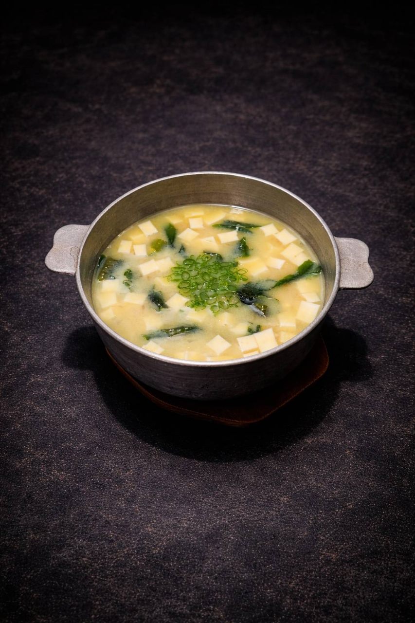 海苔豆腐味噌湯（Seaweed Tofu Miso Soup）｜Club One Taipei 鍋物，NT$120・融合味噌溫潤鹹香，搭配嫩豆腐與海苔清雅海味，作為一餐溫和而細膩的收尾。

過敏原: 大豆