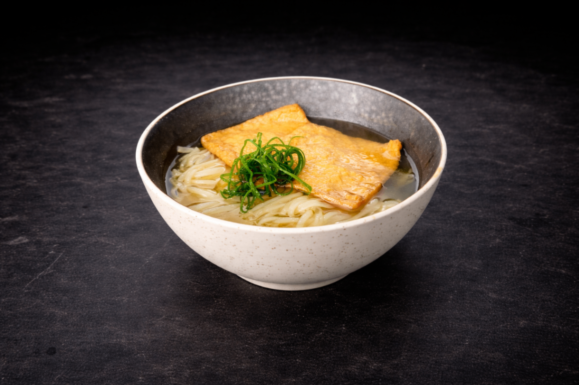 京都風豆皮烏龍麵 （Kyoto Kitsune Udon）｜Club One Taipei 深夜時段 (1:30最後加點)，NT$220・清雅高湯襯托甘甜豆皮，溫潤細緻。


過敏原: 大豆 , 海鮮 