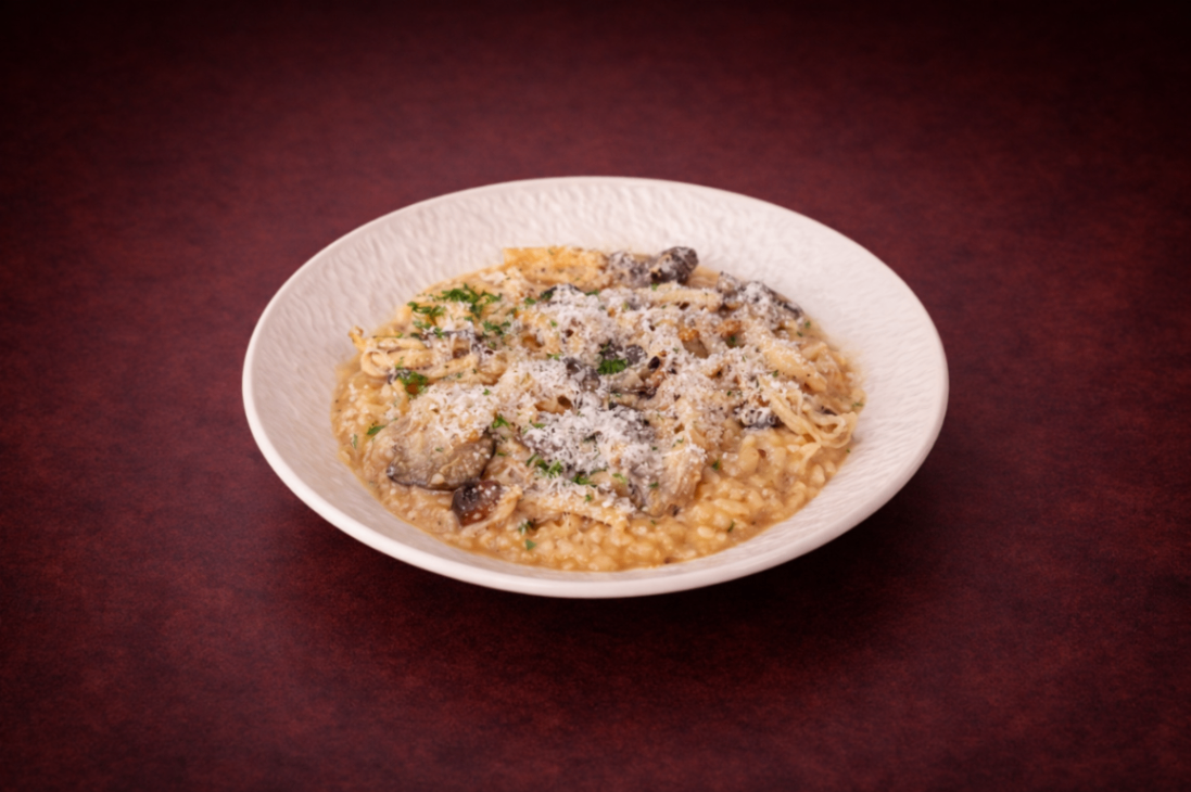 經典義式野菇奶油燉飯（Wild Mushroom Risotto）｜1884 Taipei 義式澱粉精選，NT$ 180・以牛肝菌高湯為基底，融合多款綜合菇類與帕瑪森起司，菇香濃郁、層次深厚，呈現經典義式風味。

鍋邊素可食用

