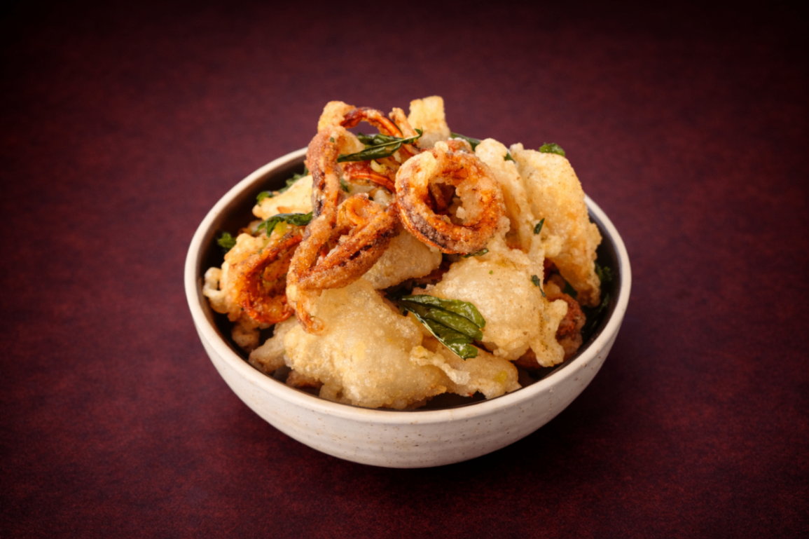 酥炸海味中卷與秀珍菇（Fried Squid and Oyster Mushrooms）｜1884 Taipei 炸物，NT$ 280・中卷與秀珍菇裹上輕薄麵衣酥炸，口感輕盈酥脆，海味與菌香相得益彰。

過敏原: 海鮮