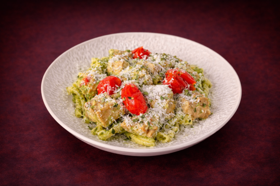 雞肉 羅勒青醬麻花麵（Chicken Pasta Cassarecce）｜1884 Taipei 義式澱粉精選，NT$ 260・嫩煎雞腿肉拌入清香羅勒青醬，搭配帕瑪森與烤小番茄，風味清爽卻不失濃郁

過敏原: 核桃類 , 麩質