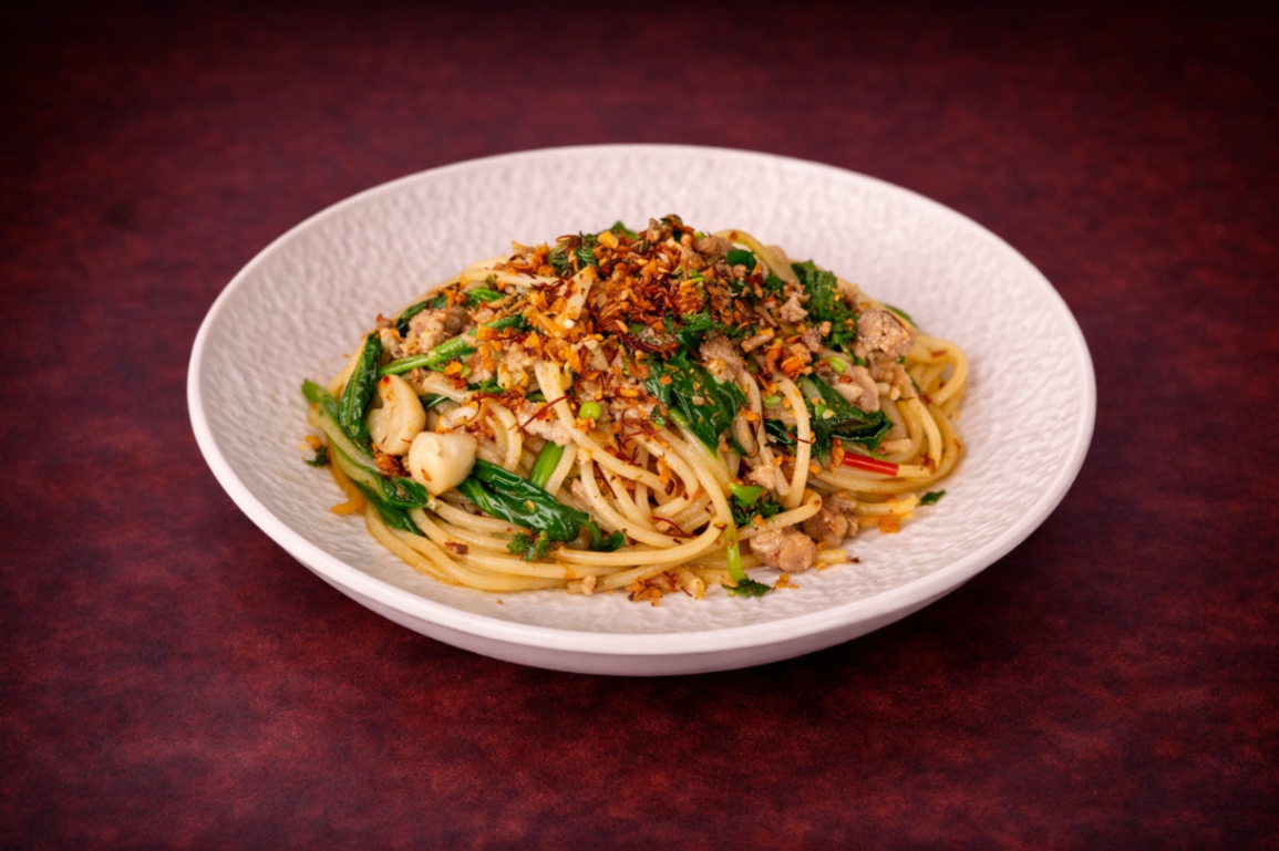 辣味絞肉菠菜風味義大利麵（Spinach Ragu）｜1884 Taipei 義式澱粉精選，NT$ 200・豬絞肉拌炒蒜香與辣椒，融合菠菜清甜與帕瑪森起司，香辣開胃、風味濃厚。

過敏原: 蛋奶類 , 麩質