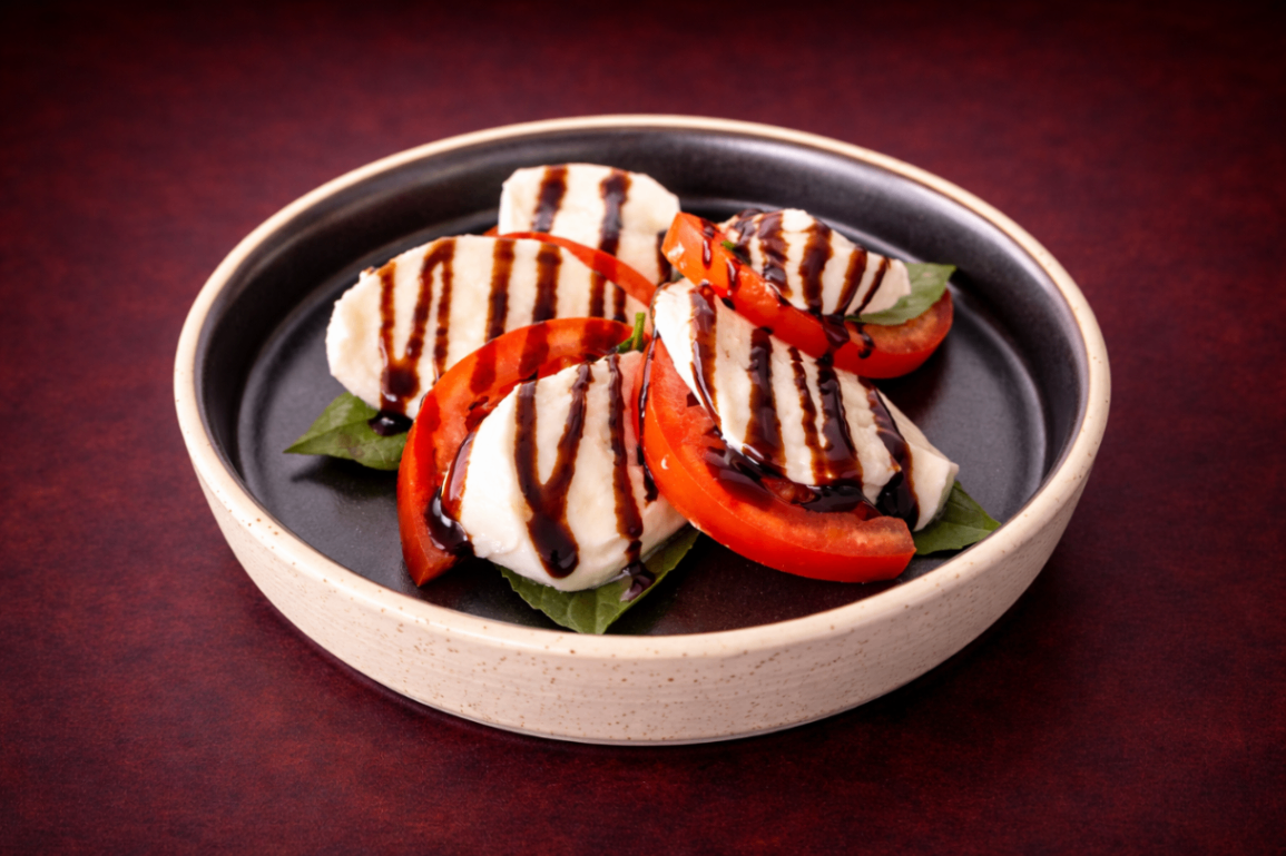 經典卡布里（Classic Caprese）｜1884 Taipei 開胃菜，NT$ 300・嚴選莫札瑞拉起司與熟成番茄，佐以新鮮羅勒與橄欖油，淋上巴薩米克醋醬，展現義式經典的純粹與優雅

過敏原:奶類