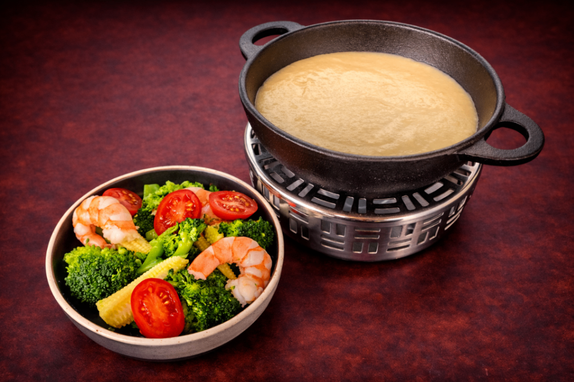 濃郁起司鍋佐當季鮮蔬（Cheese Fondue with Seasonal Vegetables）｜1884 Taipei 開胃菜，NT$ 350・多款起司調和融化，質地絲滑濃郁，搭配當季時蔬，溫潤而富層次

過敏原: 奶類, 海鮮