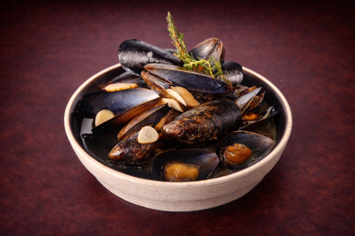 白酒奶油清蒸淡菜（White Wine Steamed Mussels）｜1884 Taipei 開胃菜，NT$ 200・淡菜以白酒與奶油輕柔蒸煮，釋放海洋鮮甜，湯汁細緻醇厚。

過敏原: 海鮮