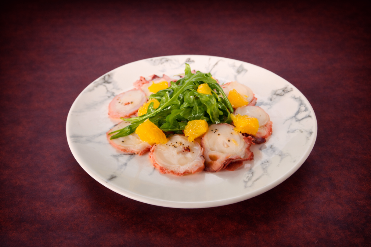 地中海風味章魚薄片（Octopus Carpaccio）｜1884 Taipei 開胃菜，NT$ 400・新鮮章魚低溫熟成後薄切，搭配清新柑橘的酸甜、芝麻葉的微辛香氣與帕馬森起司的濃郁鹹香，層次分明、清爽開胃。展現地中海料理的自然風味與簡約優雅。

過敏原: 海鮮