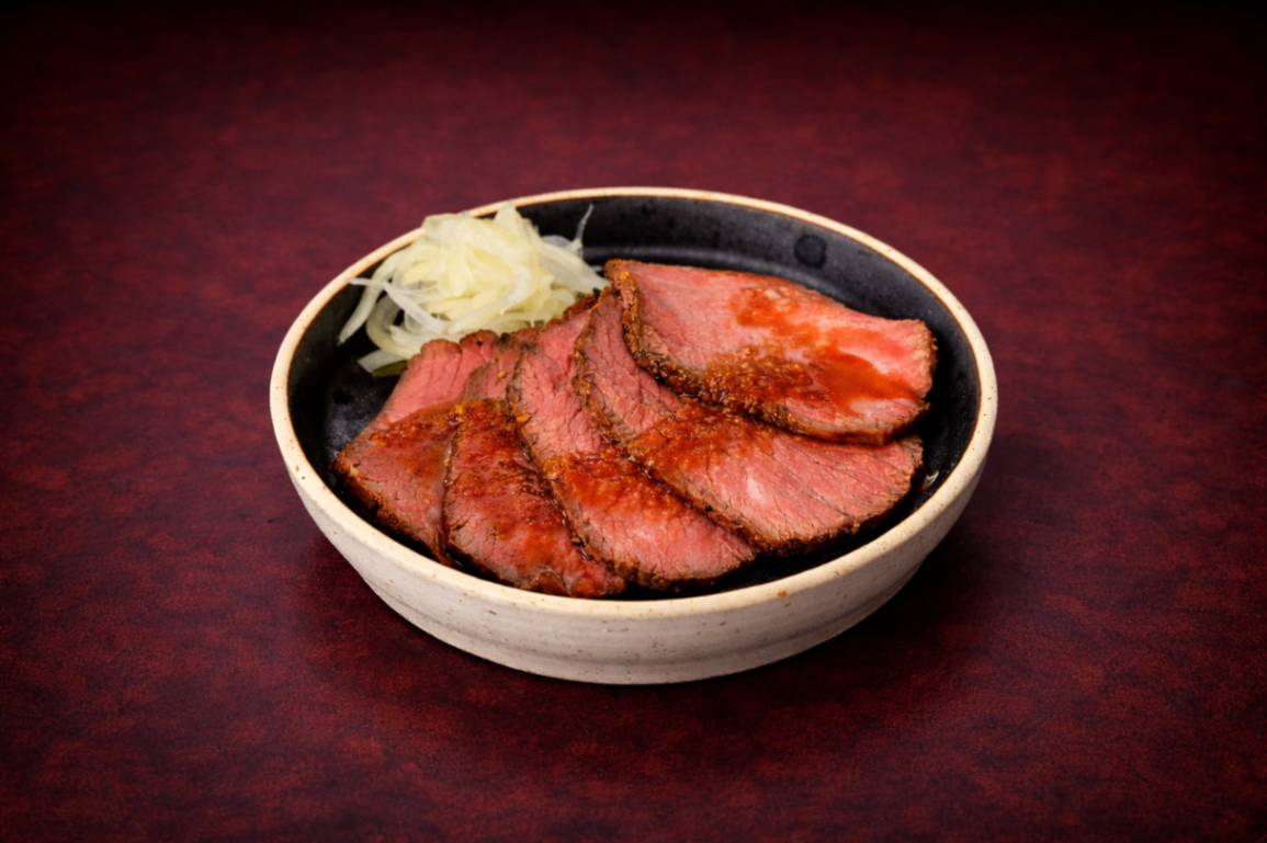 低溫慢烤和風生牛肉（Roast Beef ）｜1884 Taipei 開胃菜，NT$ 300・低溫熟成鎖住肉汁，外層微炙香氣迷人，佐特製和風醬汁，鮮嫩多汁。

過敏原: 大豆