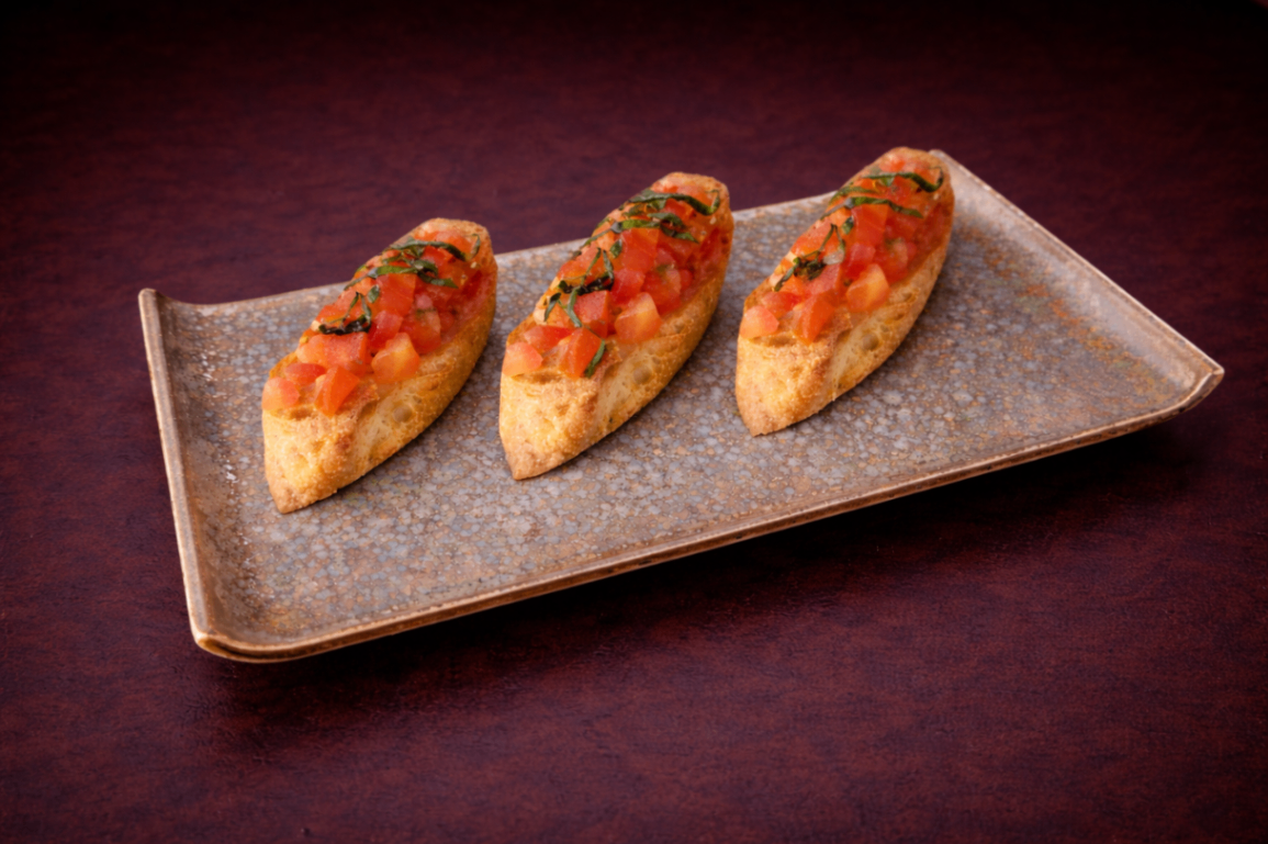 番茄烘烤法式長棍麵包（Tomato Bruchetta）｜1884 Taipei 開胃菜，NT$ 200・外酥內軟的法式長棍，搭配三款風味抹醬，簡約而經典。

