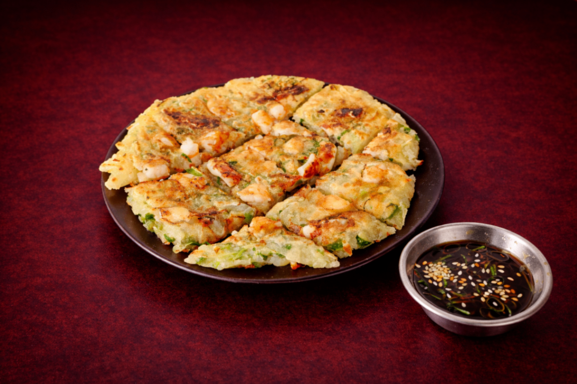 金黃酥脆海鮮煎餅（Seafood Pancake）｜1884 Taipei 炸物，NT$ 220・外層酥脆、內裡柔軟，海鮮鮮味與麵香交織。

過敏原: 海鮮類 , 大豆 , 麩質