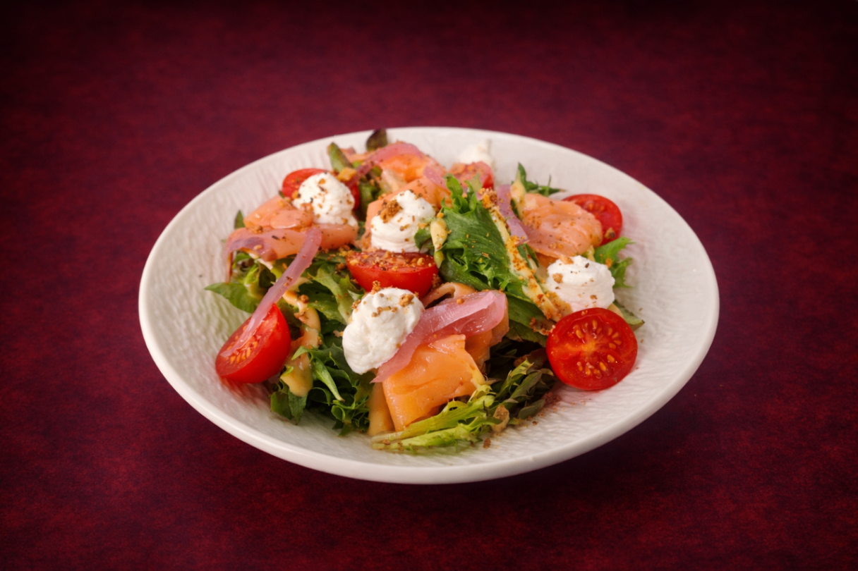 煙燻鮭魚佐蜂蜜柚子沙拉（Smoked salmon Honey Yuzu Salad）｜1884 Taipei 沙拉，NT$ 330・細緻煙燻鮭魚結合清甜蜂蜜柚子醬汁，搭配新鮮蔬菜，酸甜平衡、清爽開胃。

過敏原: 海鮮 , 核桃類 , 蛋奶類