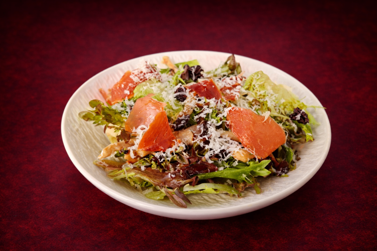 義式生火腿綜合蘑菇沙拉（Mushroom Salad with Prosciutto）｜1884 Taipei 沙拉，NT$ 330・鹹香義式生火腿搭配多款香煎蘑菇，佐以新鮮時蔬與萊姆油醋醬，風味層次豐富。

過敏原: 蛋奶類