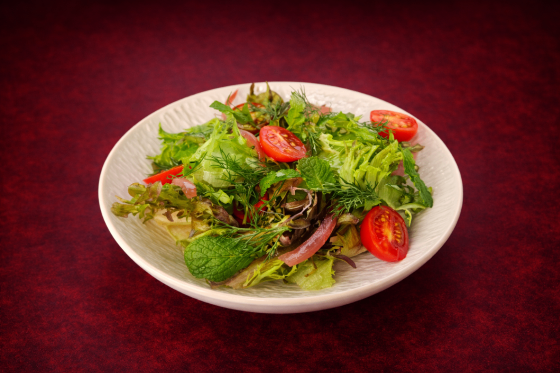 清新田園沙拉（Green Herb Salad）｜1884 Taipei 沙拉，NT$ 200・嚴選當季新鮮蔬菜，搭配清新香草與主廚特調油醋醬，口感清爽自然，呈現田園般的純粹風味。

