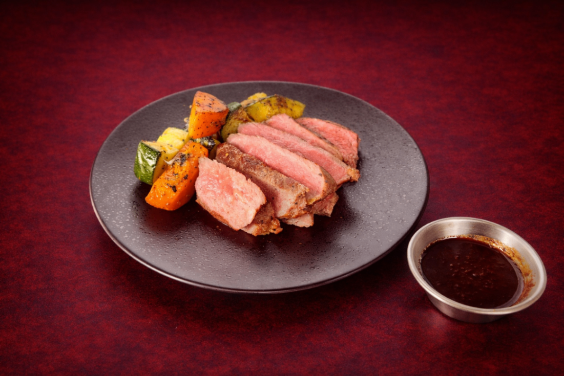沙朗牛排（Grilled Sirloin Steak with Original A1 Sauce）｜1884 Taipei 主食，NT$ 550・經典牛排講究的是簡單與食材本身的品質。選用厚切的優質牛肉，以鹽和現磨黑胡椒簡單調味，再以高溫煎製，讓外層形成濃郁、焦香的金黃色外殼，同時保留內部的柔嫩與多汁。

牛排可依個人喜好烹調至不同熟度—from rare 到 well-done，每一口都能品嚐到濃厚的肉香與滑順、近乎奶油般的口感。

可搭配經典A1牛排醬，濃郁香料感，提升牛排的風味