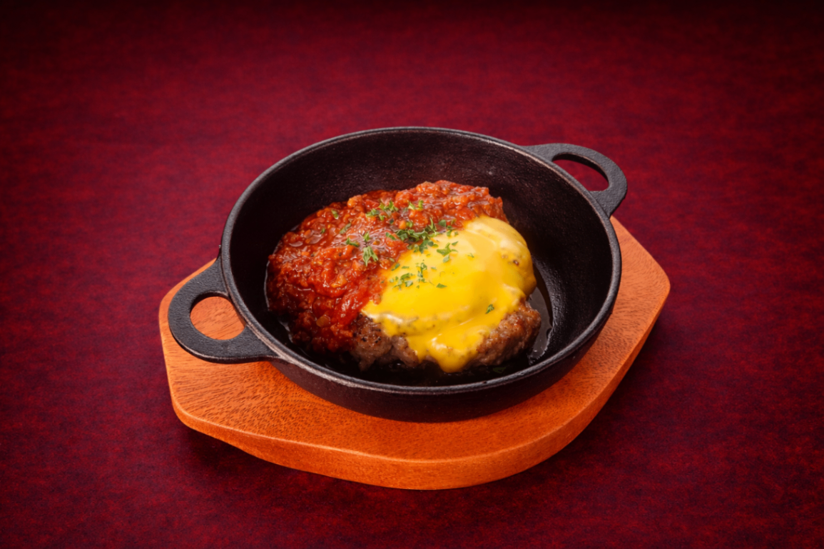 波隆那肉醬風味手打漢堡排（Hamburger Steak with Bolognese Sauce）｜1884 Taipei 主食，NT$ 350・嚴選新鮮絞肉手工拍製漢堡排，肉質紮實多汁，淋上慢火熬煮的波隆那肉醬，濃郁番茄與香料完美融合，經典飽足。


過敏原: 蛋奶類