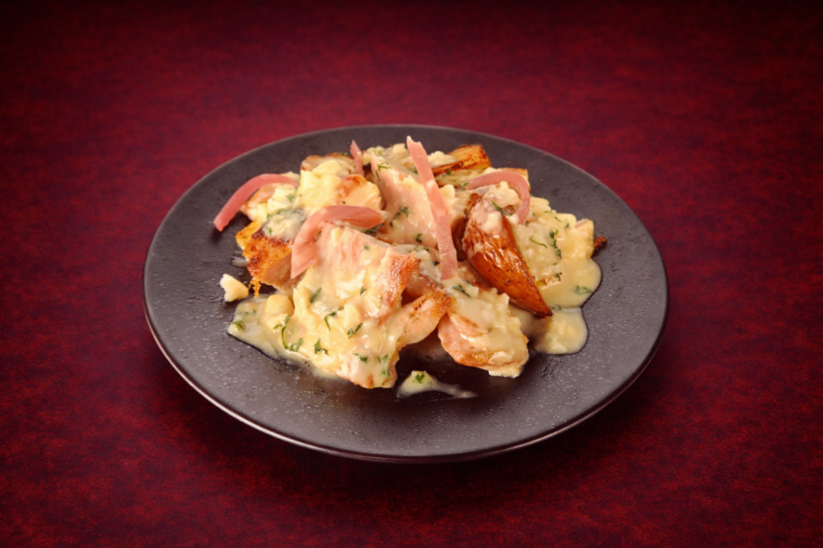 蒜香奶油醬嫩煎去骨雞腿（Sautéed Chicken Thigh with Garlic Butter Sauce）｜1884 Taipei 主食，NT$ 350・嫩煎去骨雞腿排，外皮微酥、肉質鮮嫩多汁，淋上濃郁蒜香奶油醬，香氣層次豐富。搭配薯角與醃製紅洋蔥，平衡口感。

過敏原: 蛋奶類