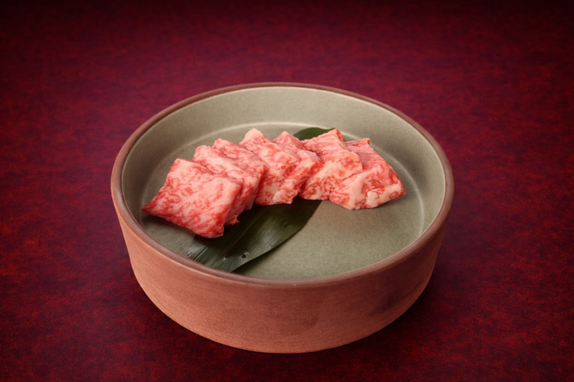 A5黑毛和牛（Grilled Wagyu Beef）｜1884 Taipei 主食，NT$ 899・以簡單的海鹽調味，經火焰炙烤，帶出日本頂級A5和牛濃郁的旨味與絲滑細緻的口感。