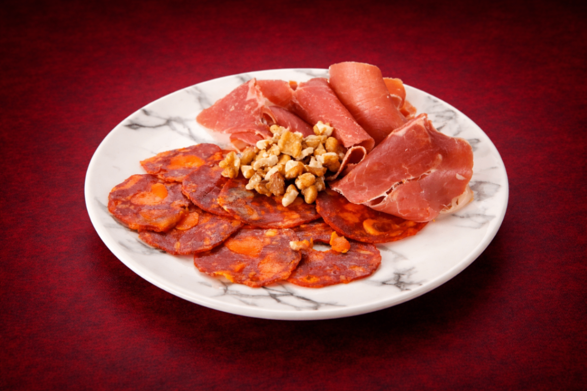 綜合火腿拼盤（Ham Platter）｜1884 Taipei 沙拉，NT$ 450・鹹香生火腿搭配佐料，風味優雅