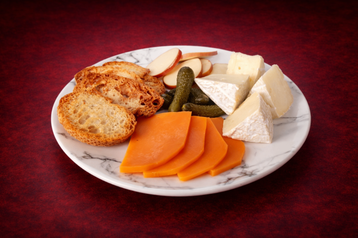主廚起司拼盤（Artisan Cheese Board）｜1884 Taipei 沙拉，NT$ 450・精選歐洲起司組合，風味層次豐富。