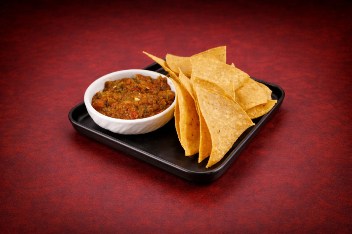 酥脆玉米片佐鮮番茄莎莎醬（Nachos with Salsa）｜1884 Taipei 深夜時段 (1:30最後加點)，NT$ 150・現炸玉米片香脆爽口，搭配手作鮮番茄莎莎醬，清新酸香平衡酥脆口感。
