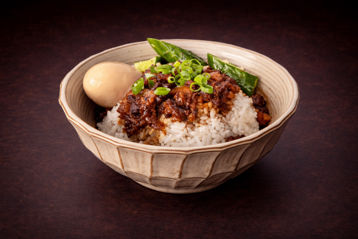 滷肉飯（Briased Pork Rice）｜1884 Taipei 深夜時段 (1:30最後加點)，NT$ 150・熱騰騰白飯淋上慢火燉煮的滷肉醬，醬香濃郁、鹹甜平衡，油潤卻不膩，是最道地、最熟悉的台灣家常滋味。