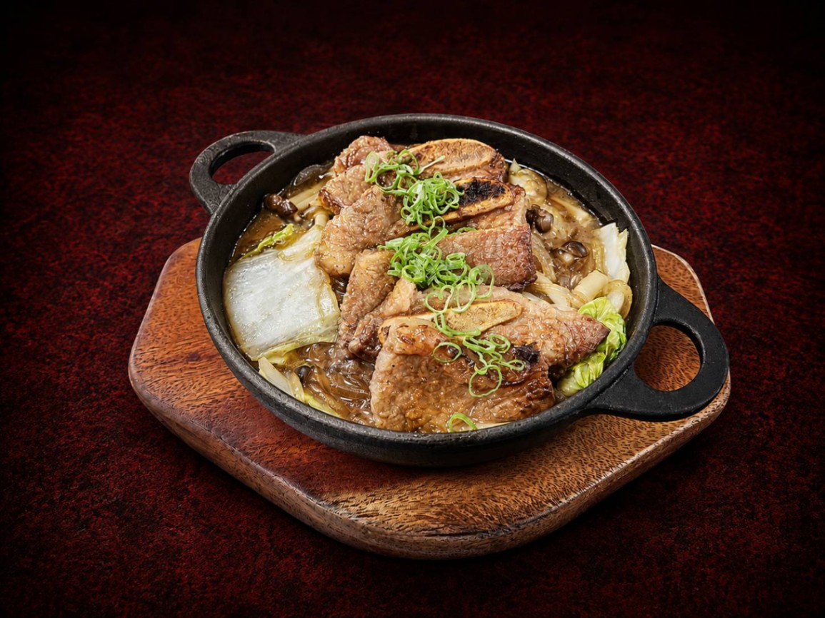 韓式燉牛小排（Korean Braised Beef Short Ribs）｜1884 Taipei 主食，NT$ 420・精選牛小排以濃郁牛骨高湯搭配韓式醬汁慢火燉煮，加入白菜、菇類及時蔬，燉至肉質軟嫩入味。醬汁鹹香醇厚，最後佐以新鮮青蔥，風味濃郁而溫暖。

過敏原：大豆、含麩質穀物、芝麻