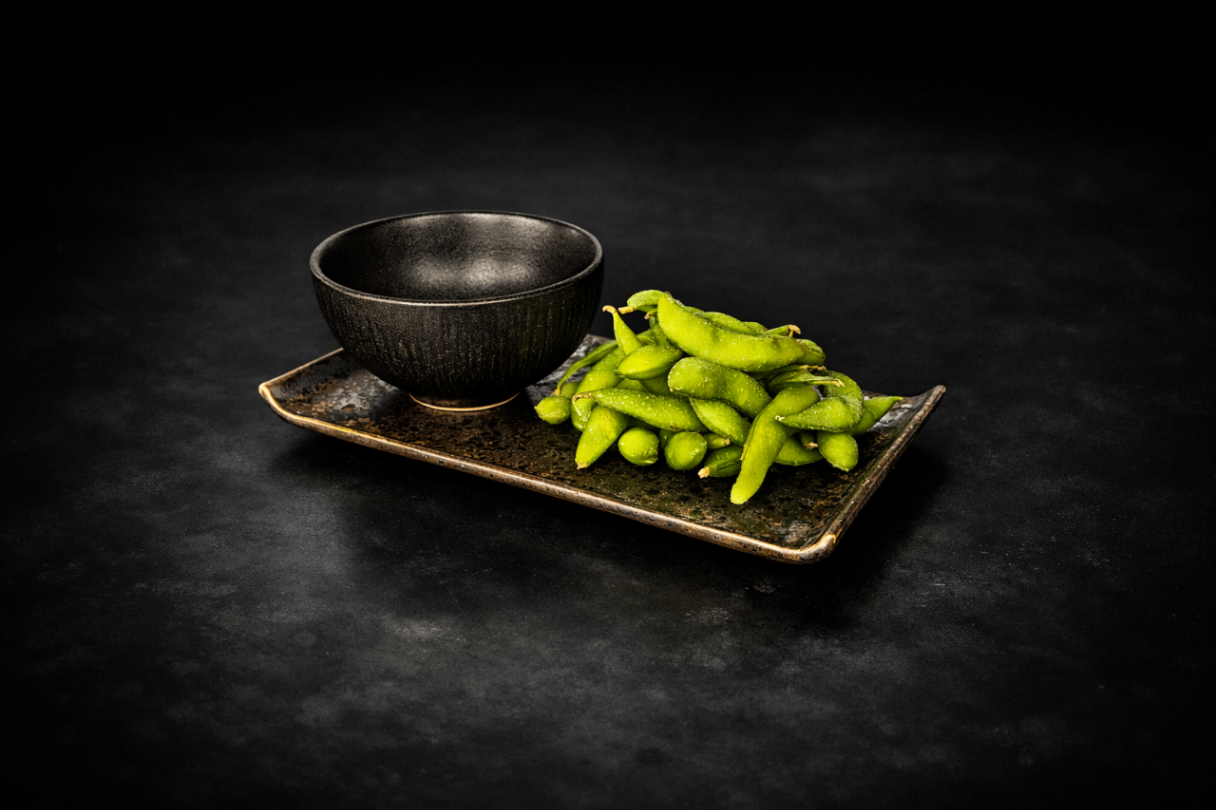 嚴選茶豆 / 鹽味毛豆（Salted Edamame）｜Club One Taipei 一品料理，NT$120・飽滿鮮甜茶豆川燙後以天然海鹽提味，鹹香清甜，是最經典的下酒良伴

過敏原: 豆類