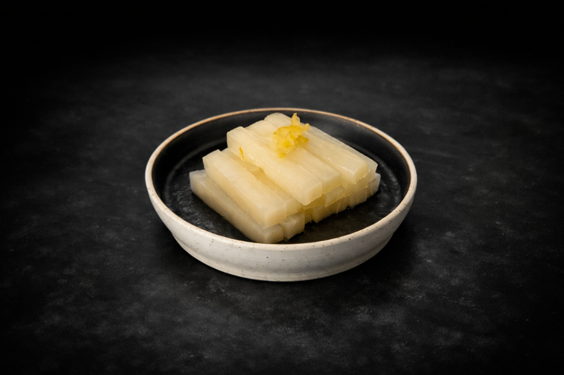 柚子大根漬（Yuzu Pickled Radish）｜Club One Taipei 一品料理，NT$90・爽脆白蘿蔔以柚子醬汁醃漬入味，酸甜平衡，清香解膩。

過敏原: 