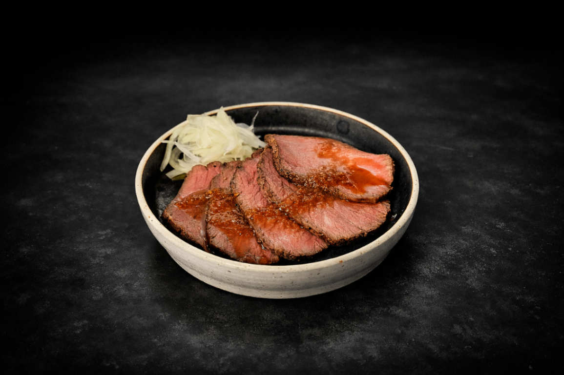 低溫慢烤和風生牛肉（Roast Beef ）｜Club One Taipei 一品料理，NT$300・低溫熟成鎖住肉汁，外層微炙香氣迷人，佐特製和風醬汁，鮮嫩多汁。

過敏原: 豆類