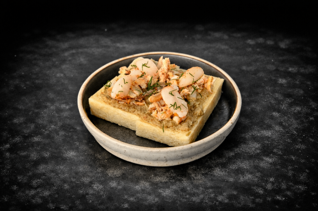 藍鑽蟹肉薯泥吐司（Crab Taramosalata Toasts）｜Club One Taipei 一品料理，NT$320・綿密薯泥融合藍鑽蟹肉，鋪於酥脆吐司上，鮮甜濃郁。

過敏原: 海鮮

