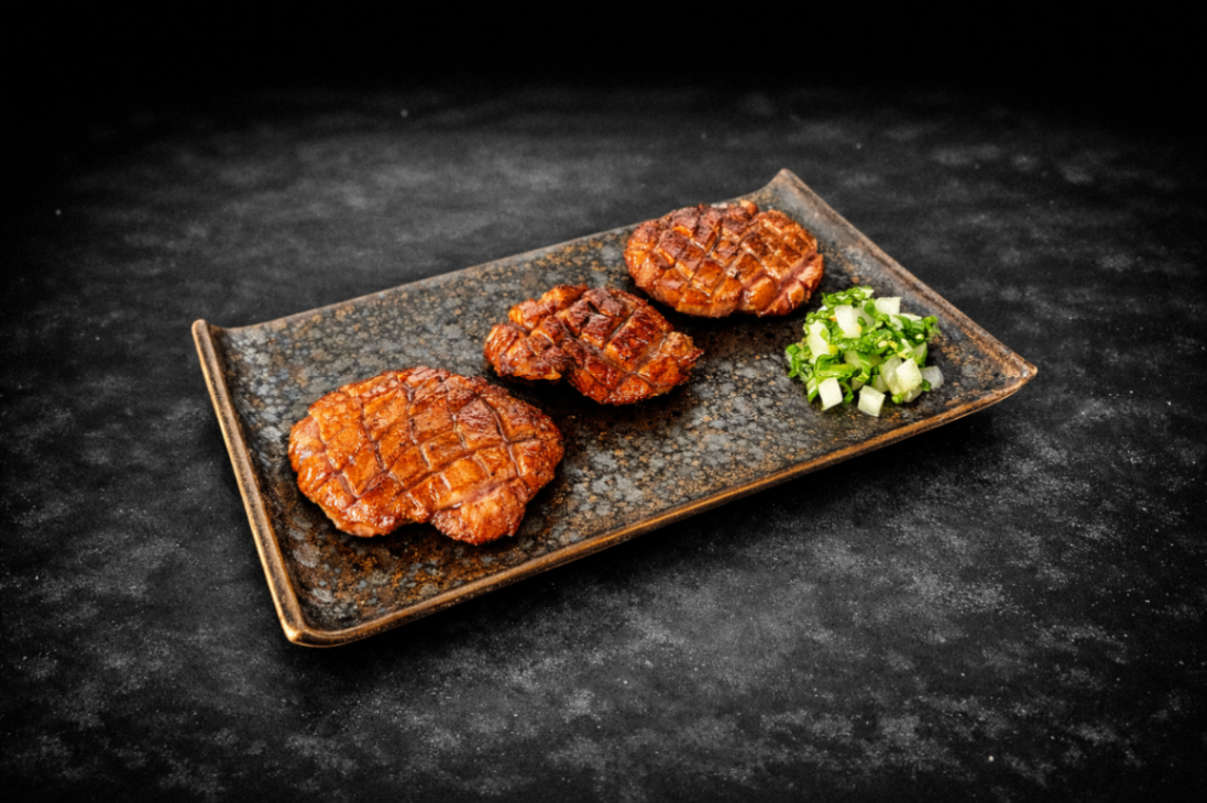 蔥鹽厚切牛舌（Thick-cut Beef Tongue with Scallions sauce）｜Club One Taipei 一品料理，NT$280・厚切牛舌炭火燒烤，外香內嫩，搭配蔥鹽更添風味。

過敏原: 芝麻

