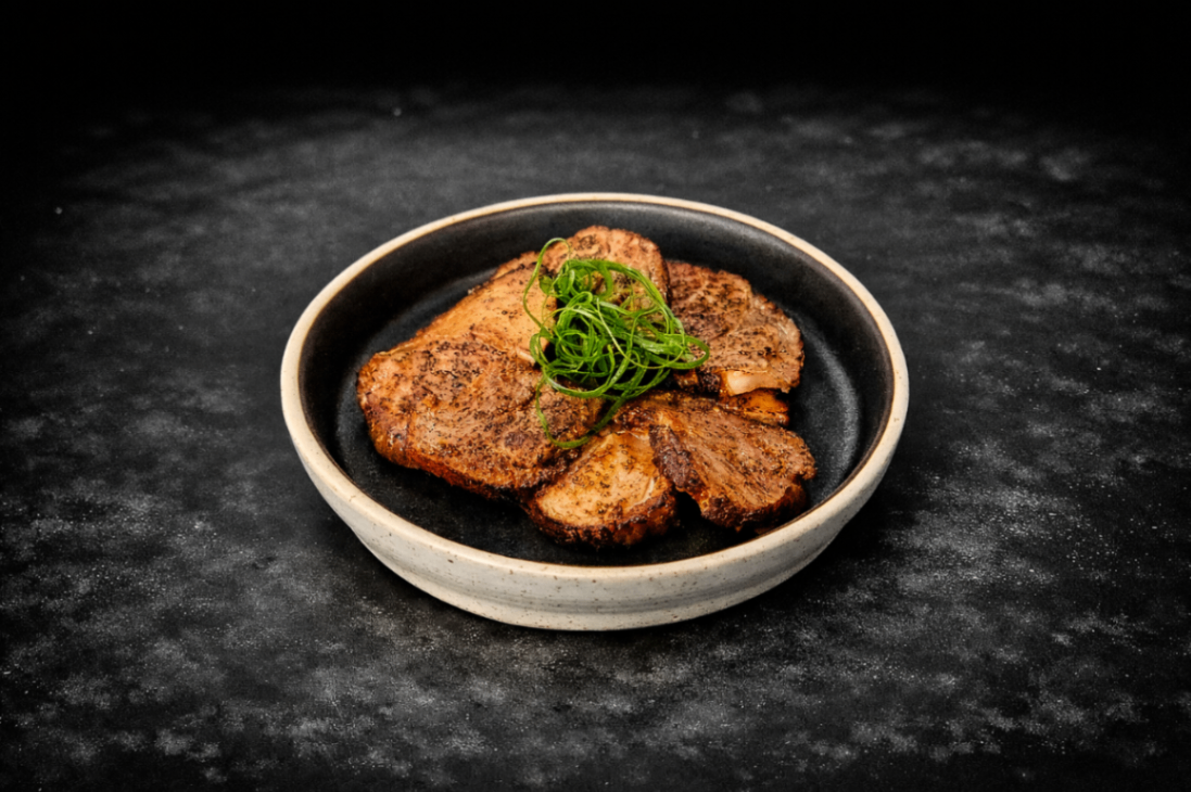 秘製炙燒叉燒（Japanaese Sliced Chashu ）｜Club One Taipei 一品料理，NT$150・醬汁慢醃入味，炙燒後香氣濃郁

過敏原: 豆類