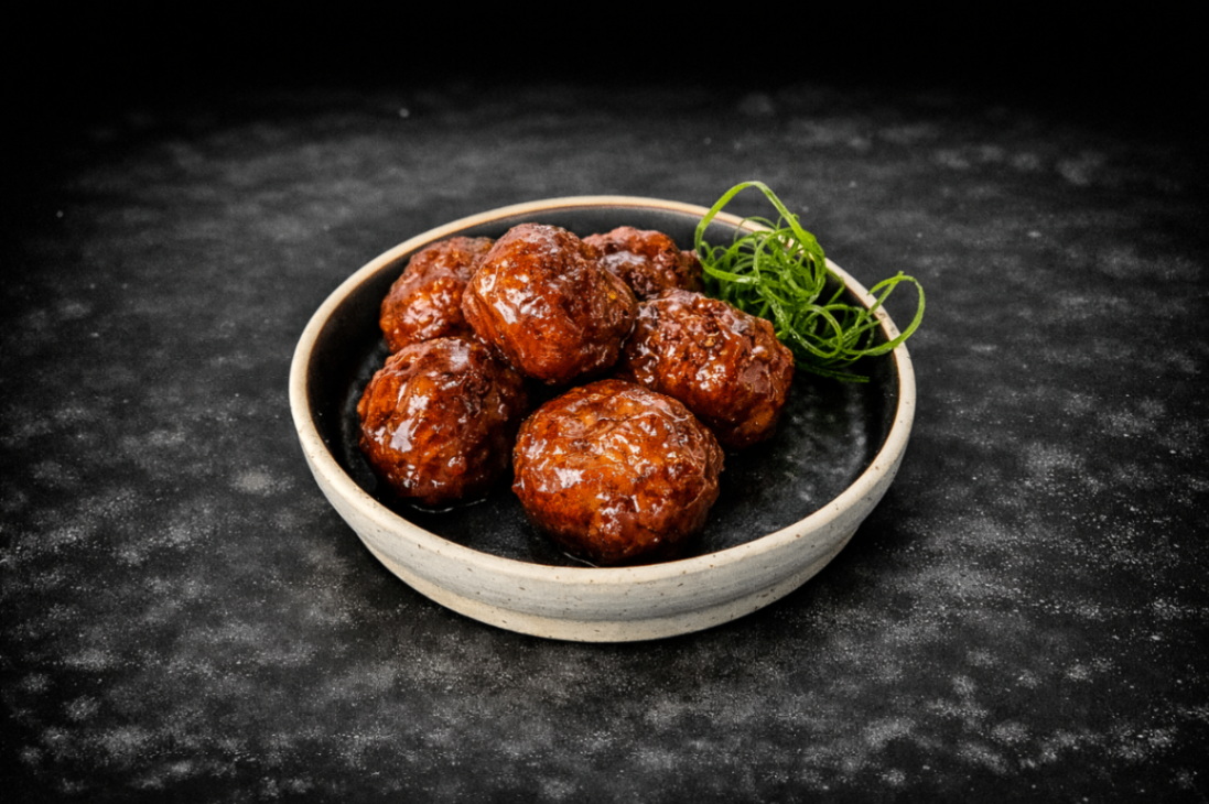 特製糖醋肉球（Niku-Dango）｜Club One Taipei 一品料理，NT$260・鮮嫩多汁，酸甜比例恰到好處。

過敏原: 麩質 , 蛋